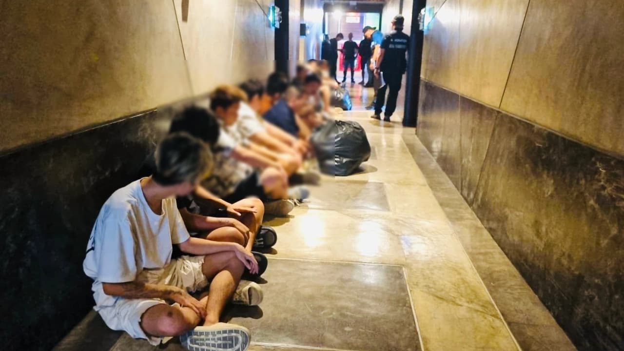 สืบภาค 1 บุกจับ 14 จีนเทา แก๊งคอลเซ็นเตอร์ หลบหนีจากกัมพูชา ซุกโรงแรมย่านงามวงศ์วาน